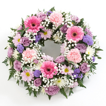 Load image into Gallery viewer, Classic Wreath