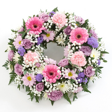 Load image into Gallery viewer, Classic Wreath
